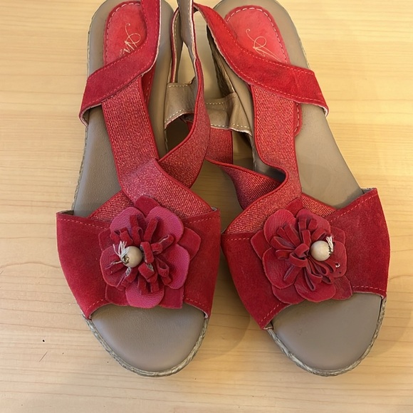 Azura Tan & Red Wedge Sandal - Picture 4 of 6